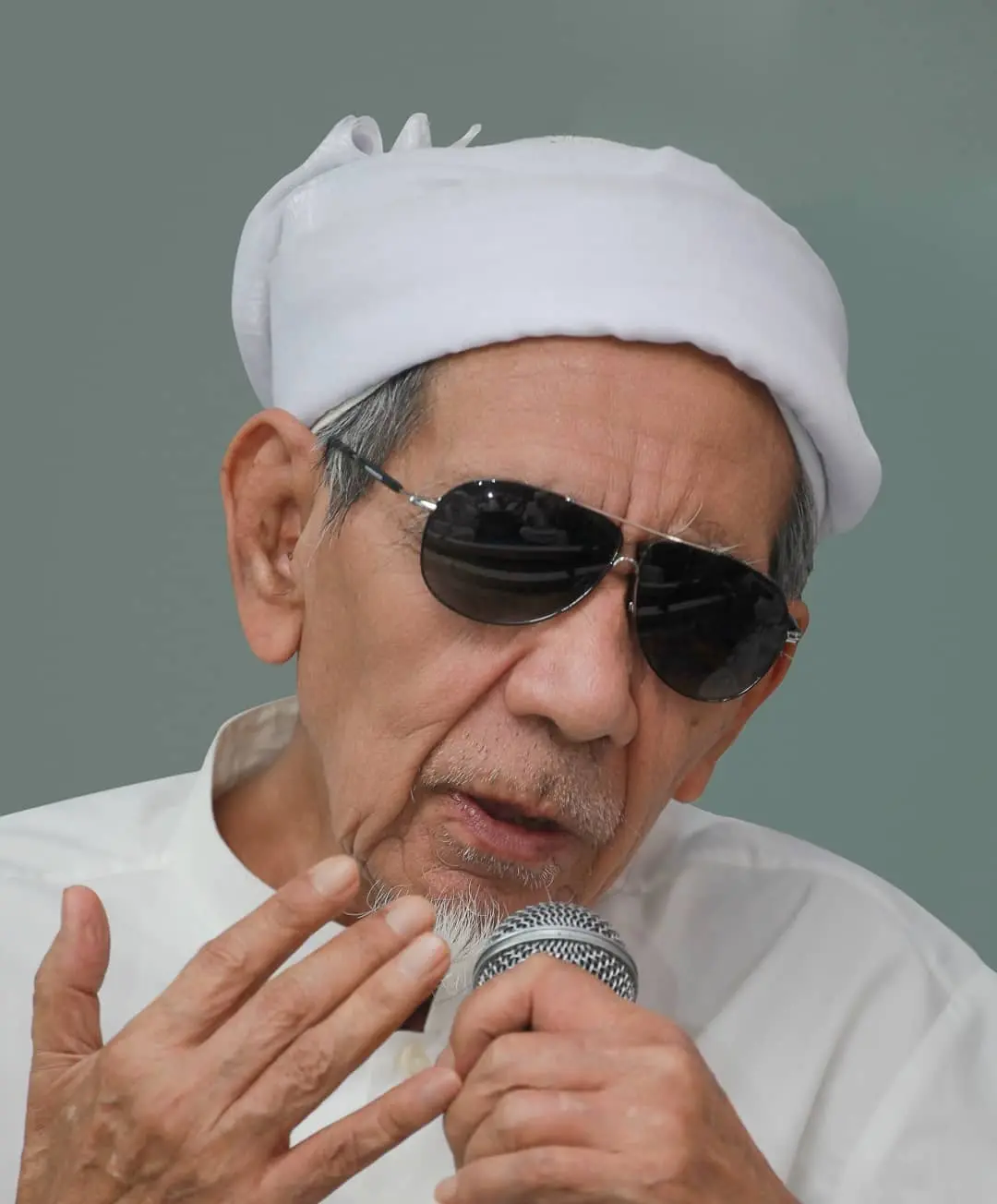 SIMBAH KAPUNDUT... Kyai Haji Maimun Zubair (Mbah Moen) Rembang 28 Oktober 1928 - Mekkah 6 Agustus 2019